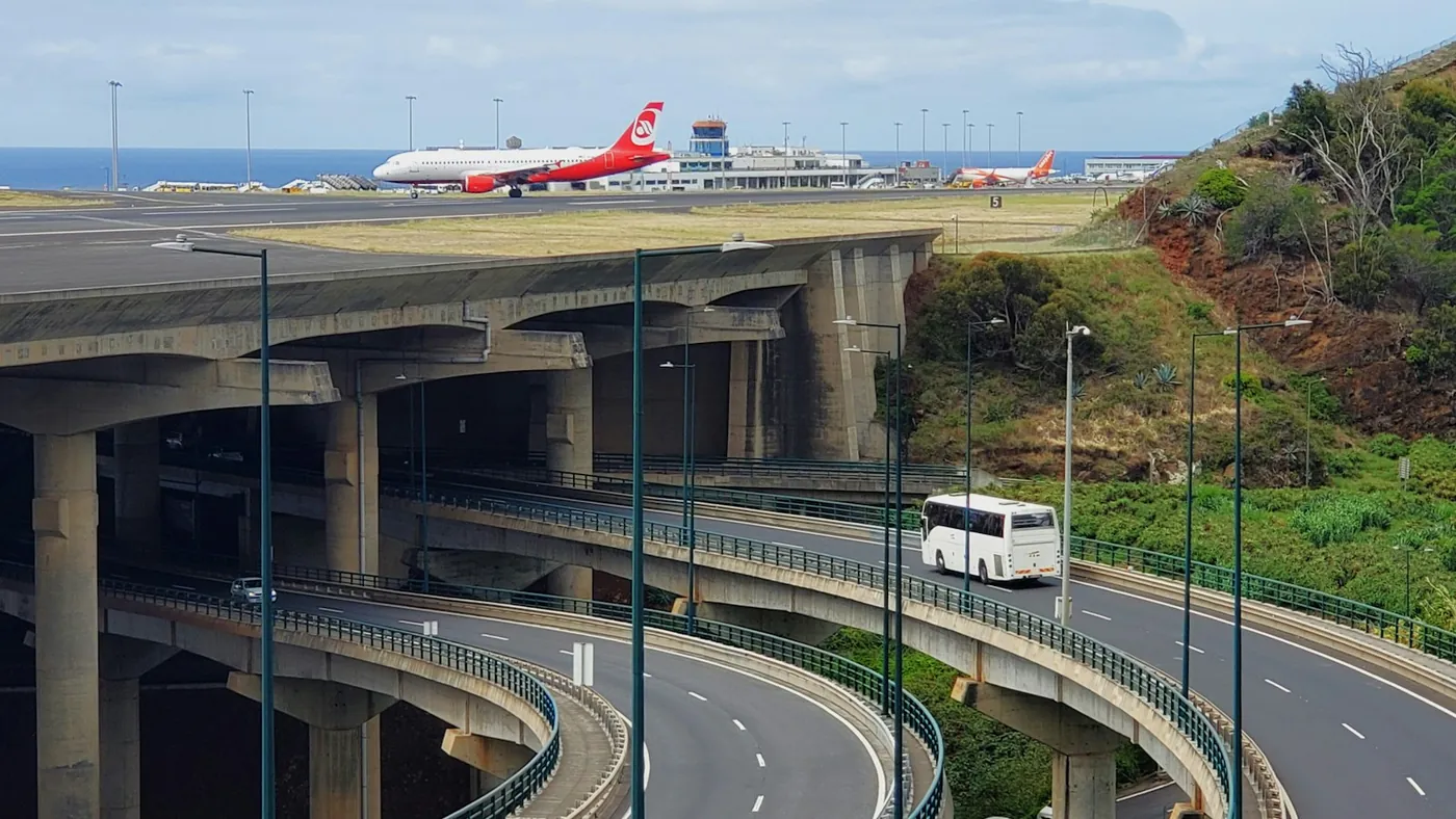 Zufahrt und Landebahn des Flughafens Madeira auf Stelzen an der Küste