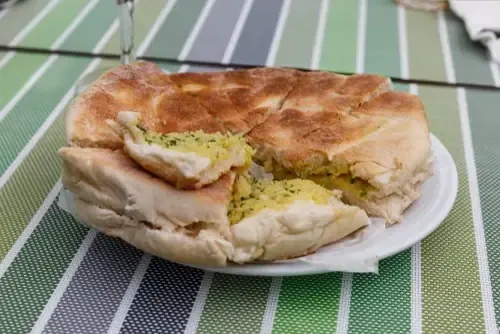 Bolo do Caco mit Knoblauchbutter
