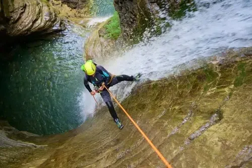 Abseilen an einer steilen Felswand in einer Schlucht auf Madeira