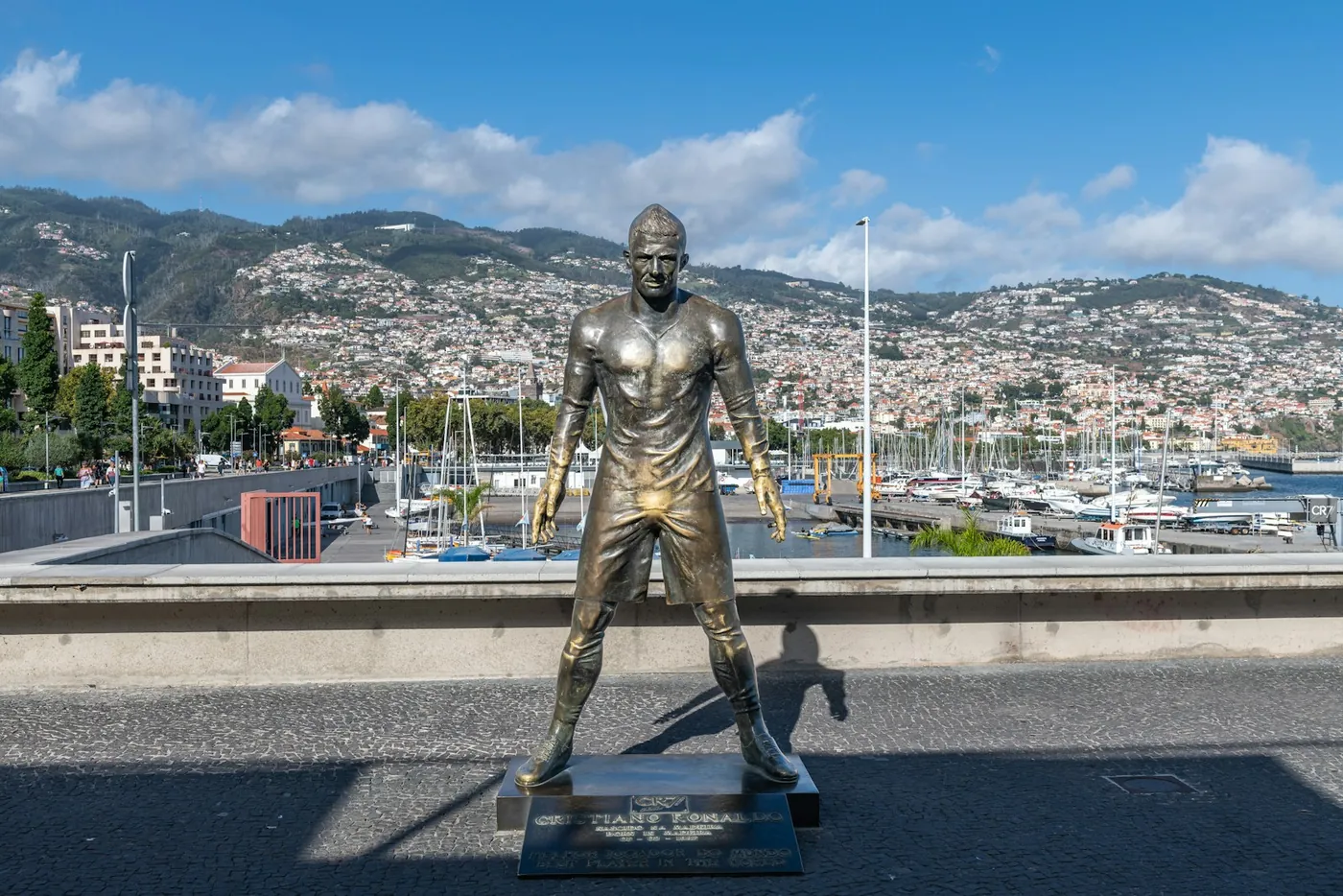Bronzestatue von Cristiano Ronaldo an der Marina von Funchal
