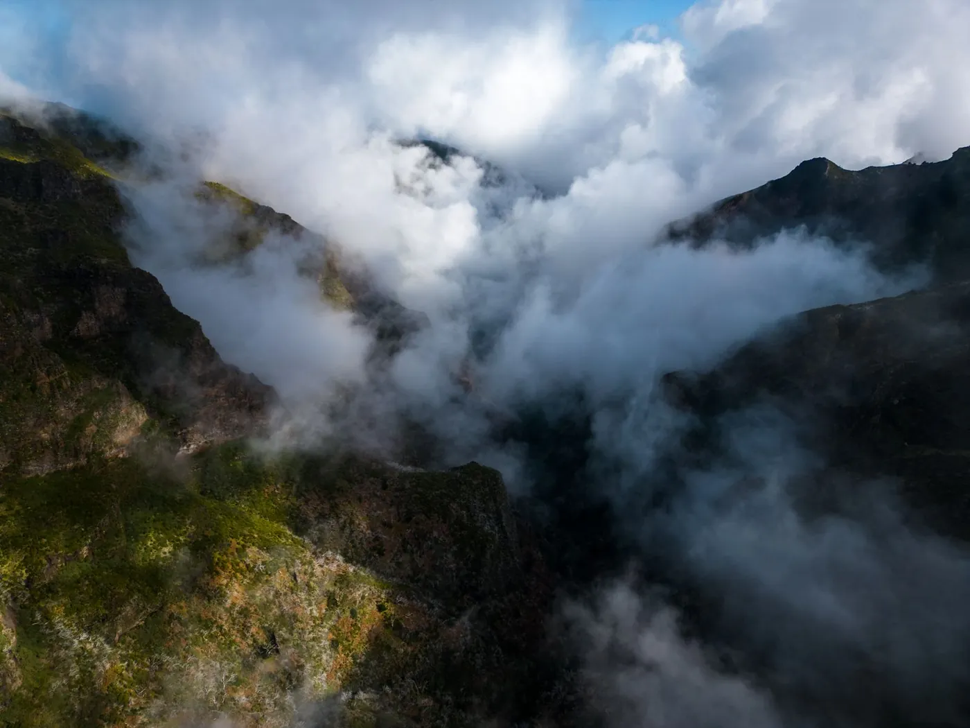 Wolken ziehen über die schroffen Berge rund um Curral das Freiras