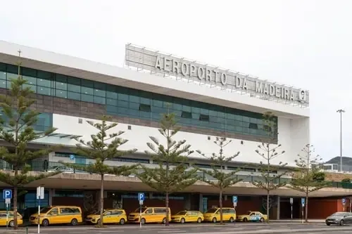 Taxis vor dem Terminal des Flughafens Madeira