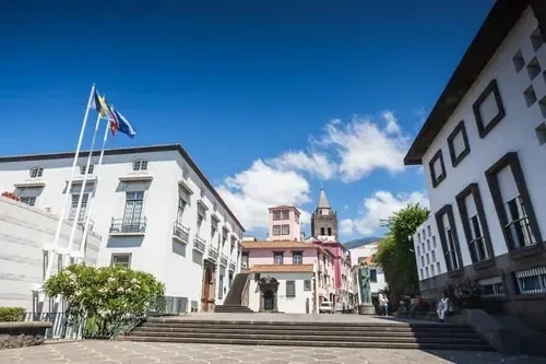 Gasse in der Altstadt von Funchal mit Fähnchen über der Straße
