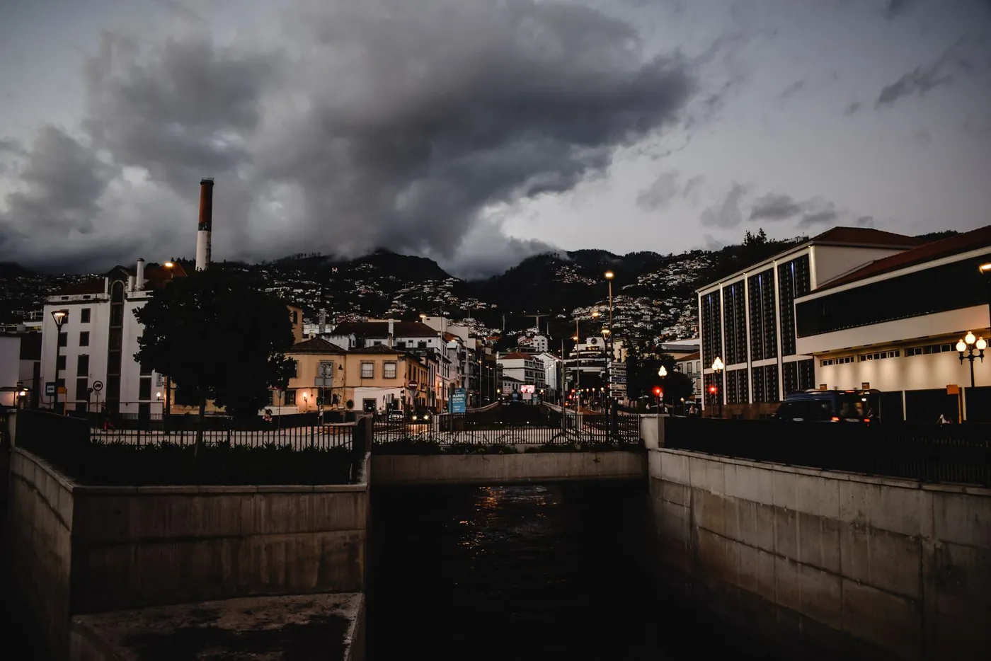 Dunkle Wolken über Funchal am Abend