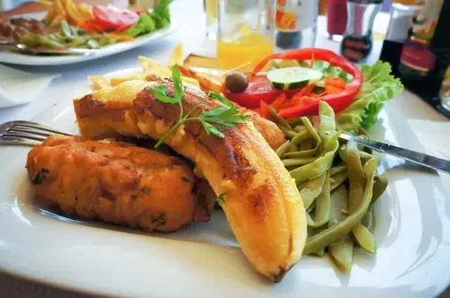 Espada mit Banane auf einem Teller