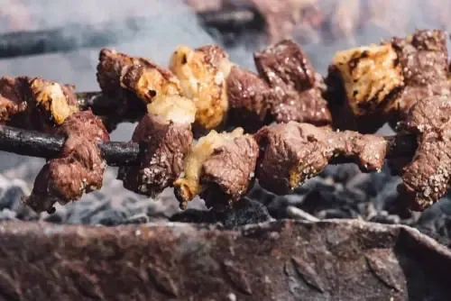 Espetada am Spieß mit Beilagen