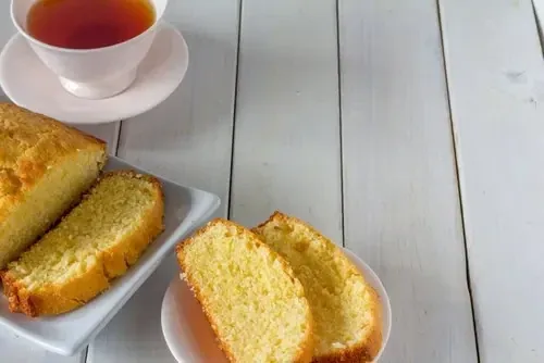 Stück Madeira-Honigkuchen mit Tee