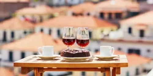 Gläser mit Madeirawein bei einer Verkostung in Funchal