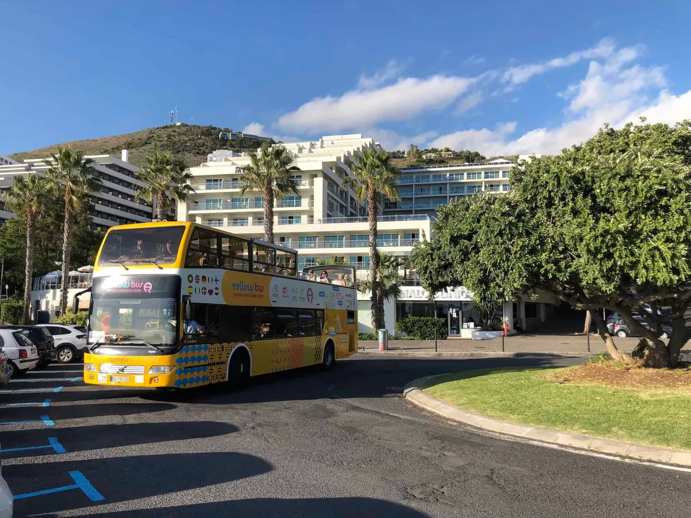 Gelber Hop-on-Hop-off-Bus an der Promenade im Lido-Viertel von Funchal