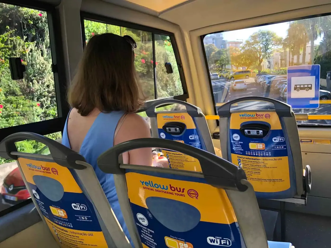 Fahrgast auf dem Oberdeck eines Yellow-Bus-Doppeldeckers in Funchal