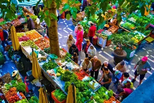 Menschen in der Markthalle Mercado dos Lavradores
