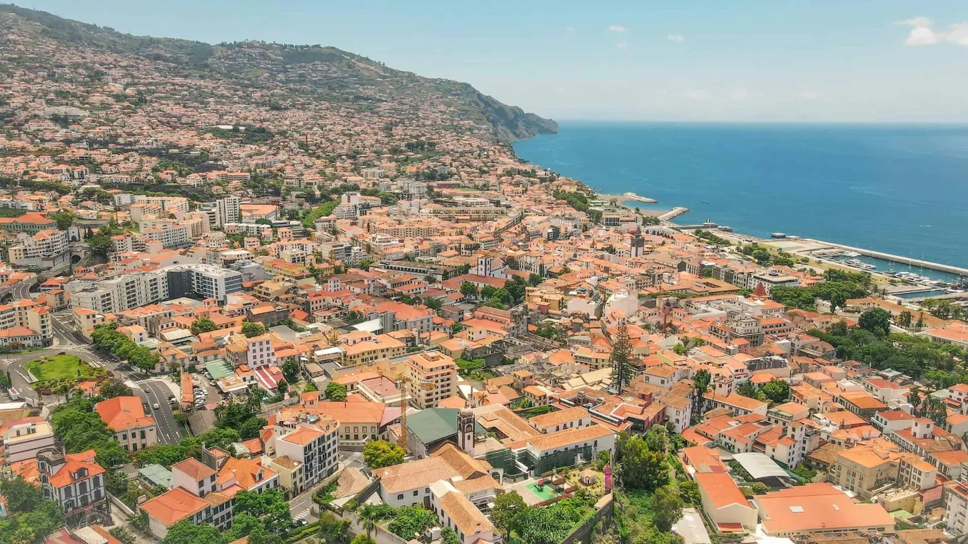 Luftaufnahme von Funchal mit Hafen, Altstadt und den Berghängen dahinter