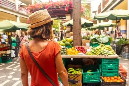 Obststände im Mercado dos Lavradores in Funchal