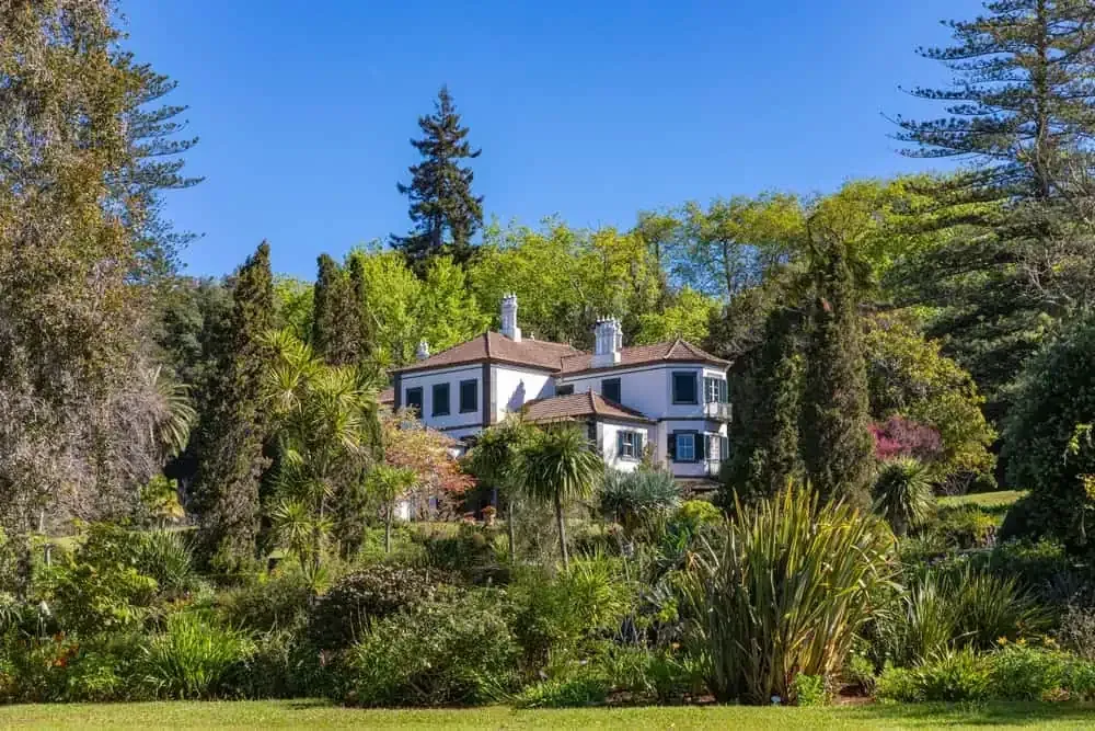 Gepflegte Beete und alte Bäume in den Palheiro Gardens oberhalb von Funchal