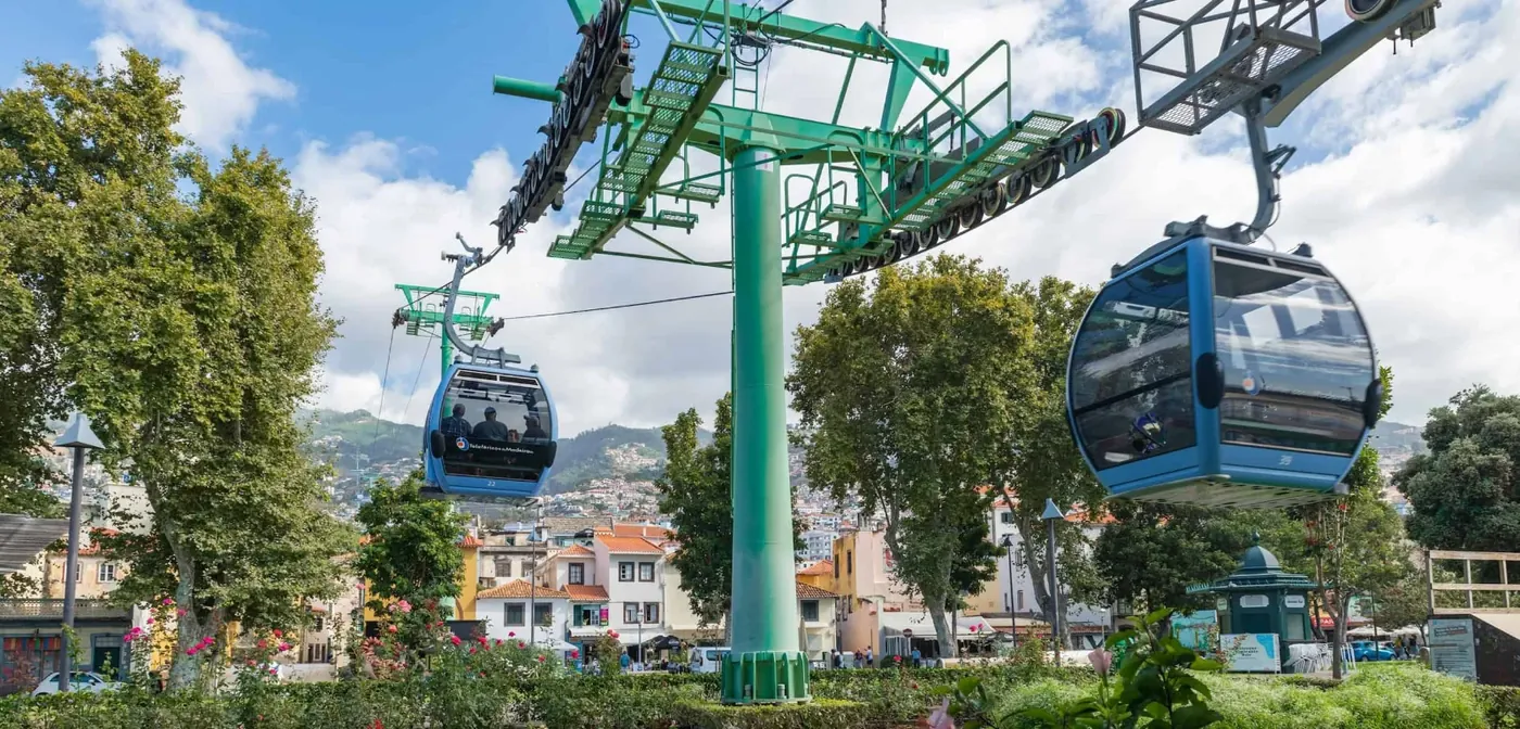 Seilbahn über Funchal mit Blick auf die Stadt und die Bucht