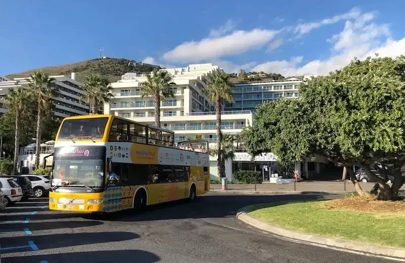 Gelber Doppeldeckerbus in Funchal