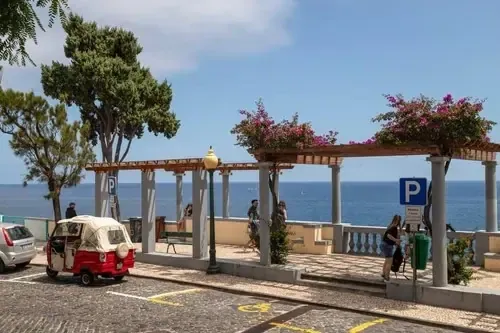 Tuk-Tuk an einem Aussichtspunkt über Funchal