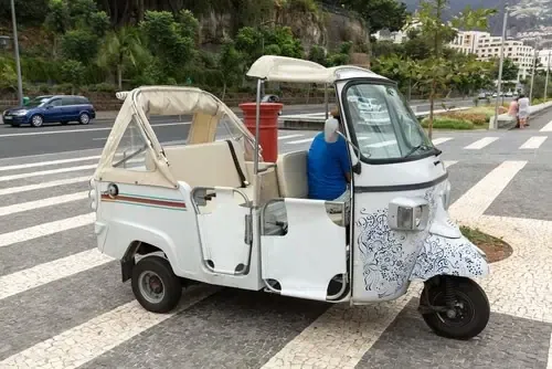 Weißes Tuk-Tuk in Funchal