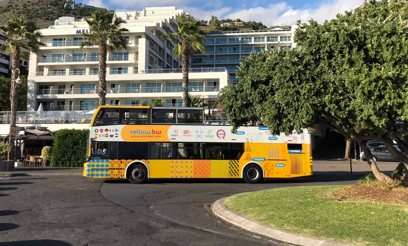 Gelber Hop-on/Hop-off-Bus an der Uferstraße von Funchal
