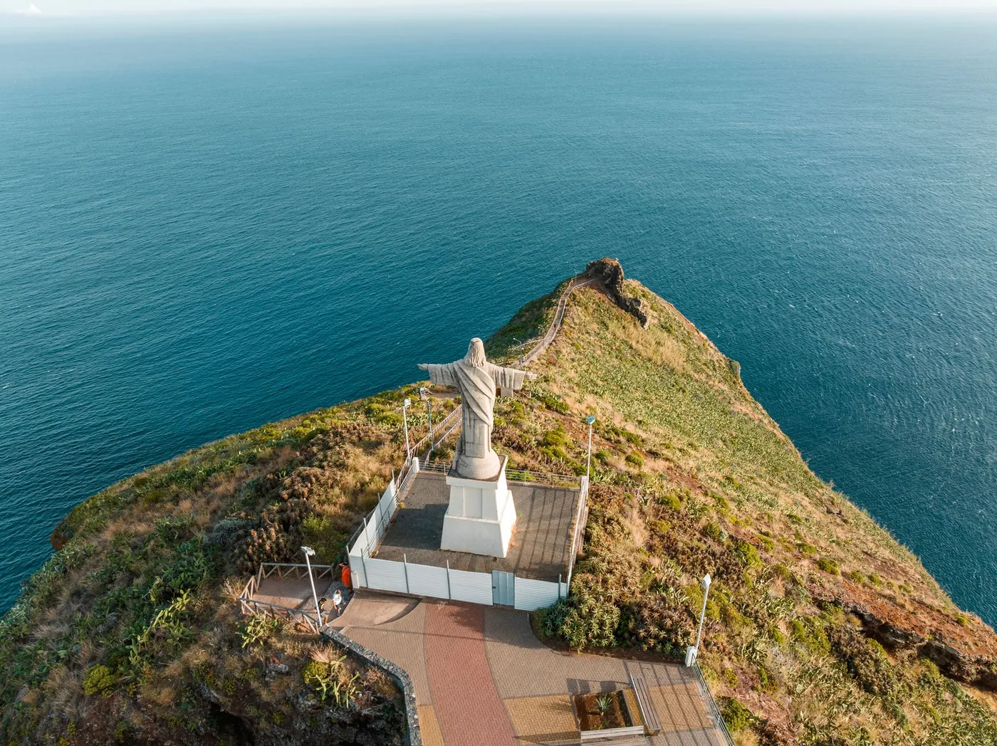 Cristo-Rei-Statue auf der Landzunge von Garajau über dem Atlantik
