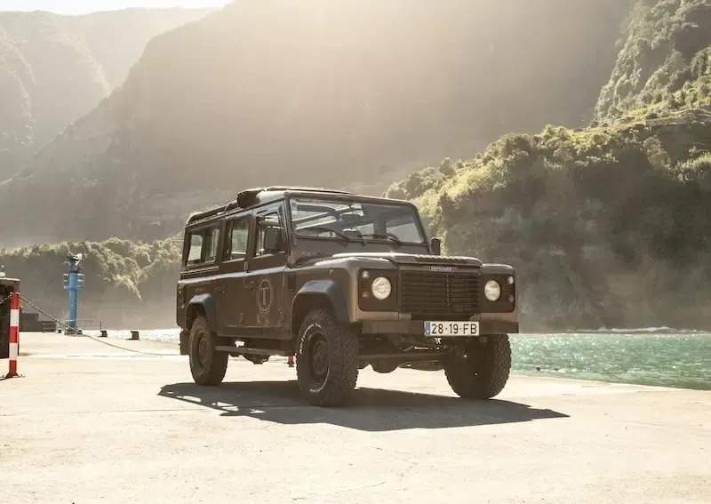 Offener Geländewagen auf einer Bergstraße auf Madeira
