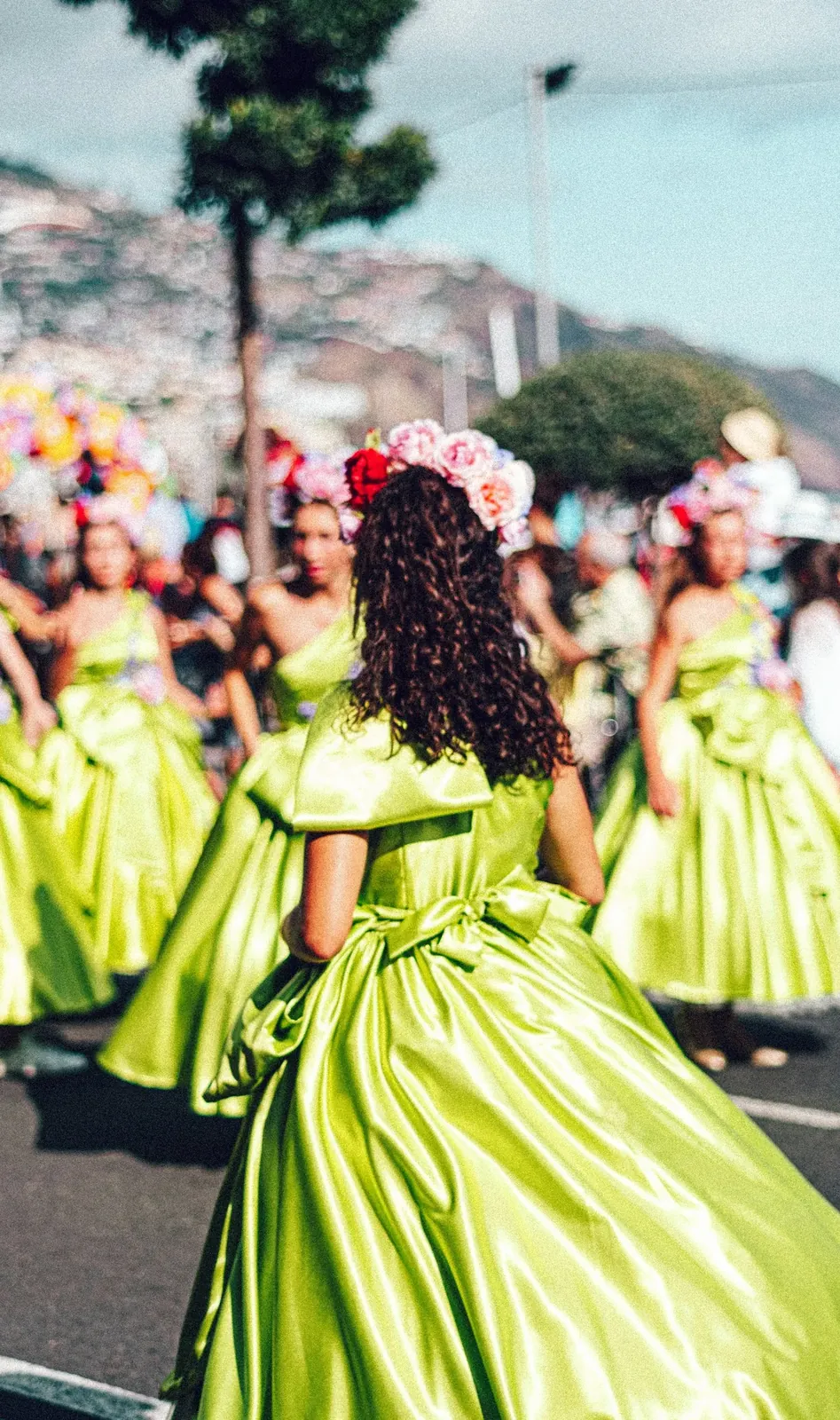 Tänzerinnen in grünen Kostümen bei einem Umzug in Funchal
