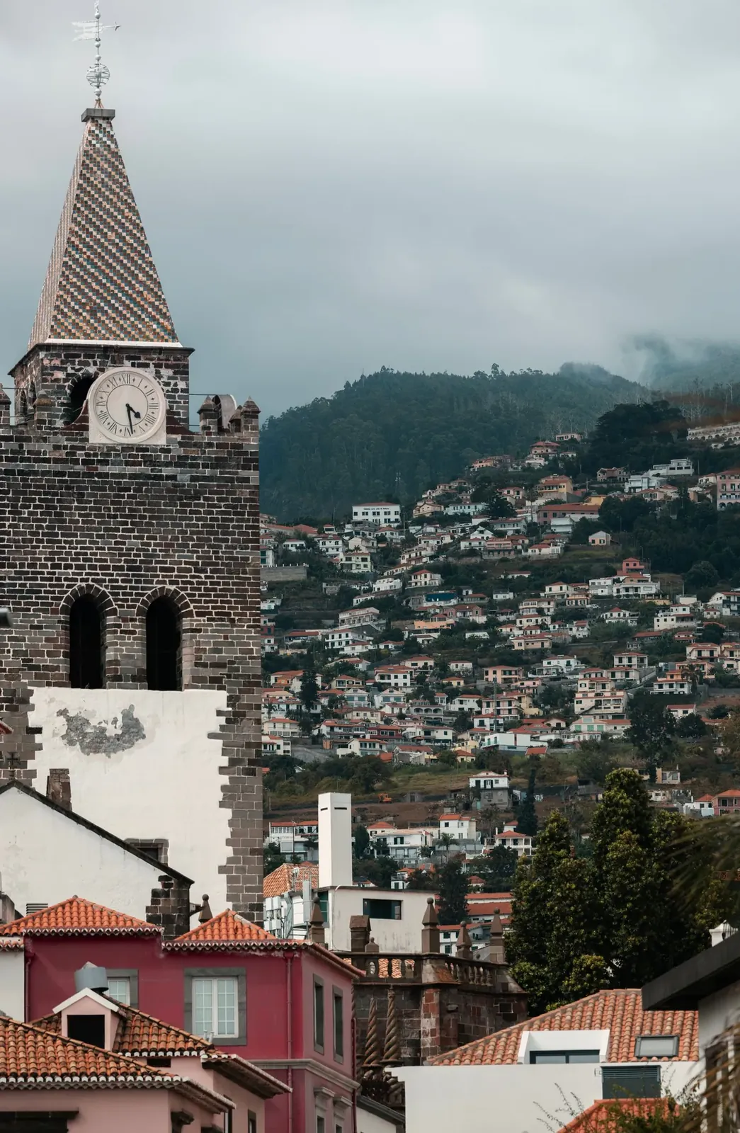 Glockenturm der Kathedrale Sé vor den Hängen von Funchal