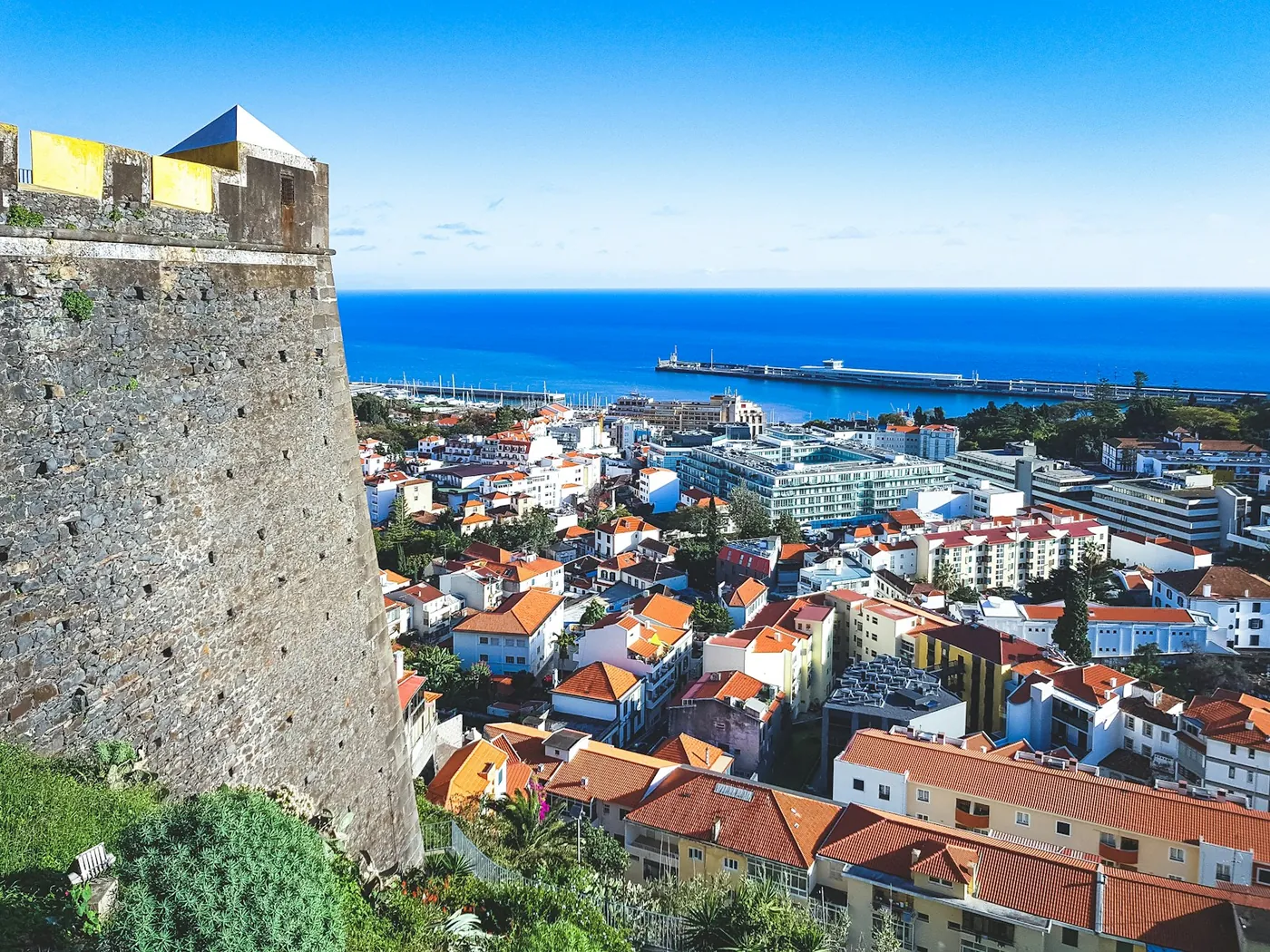 Blick von der Fortaleza do Pico über Funchal und den Hafen mit der Mole