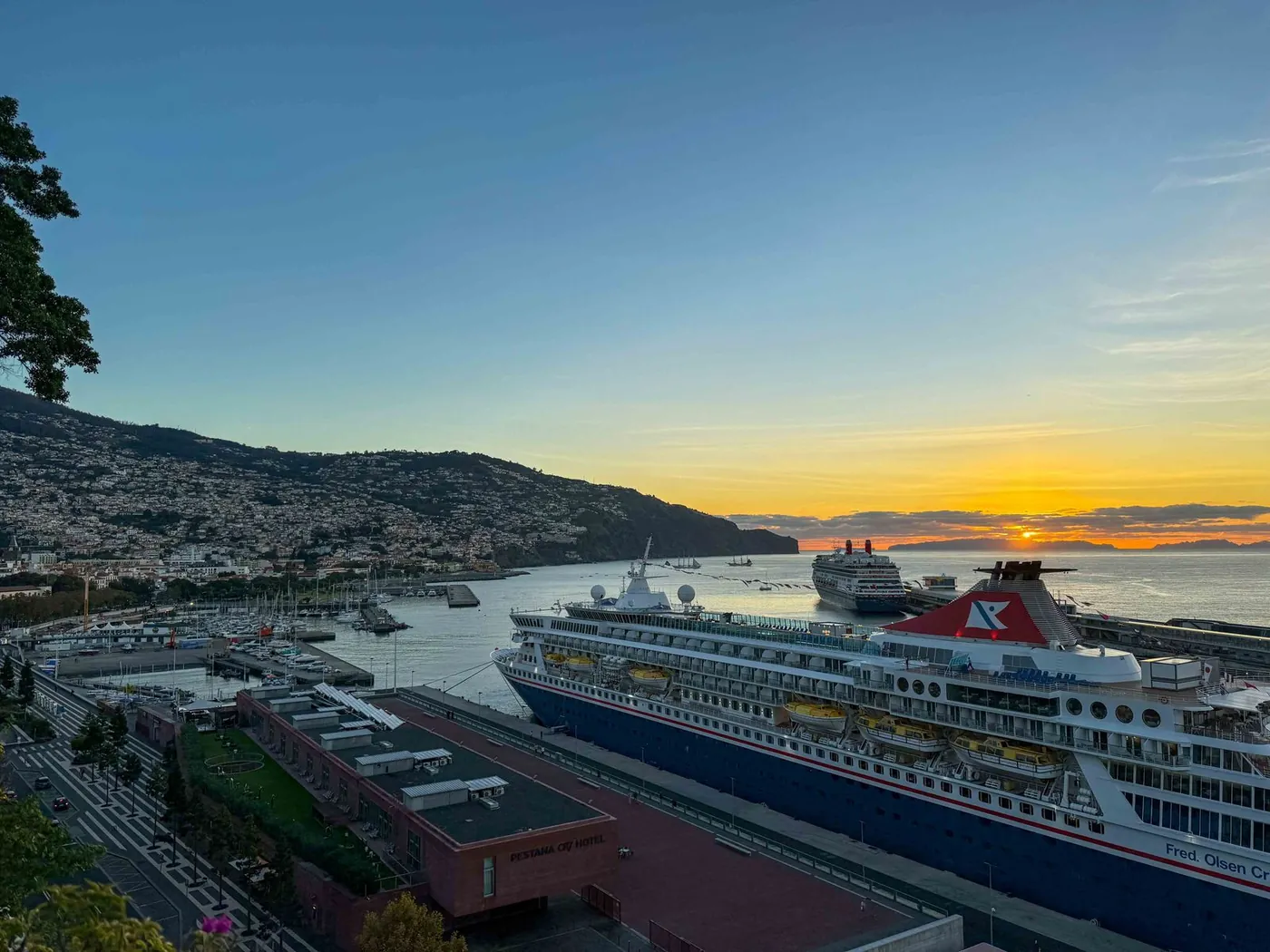 Kreuzfahrtschiff am Kai im Hafen von Funchal bei Sonnenuntergang