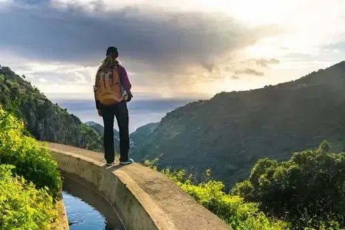 Wanderweg entlang einer Levada mit Ausblick ins Tal