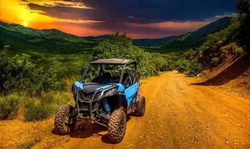 Buggy auf einer Offroadtour bei Sonnenuntergang, Madeira