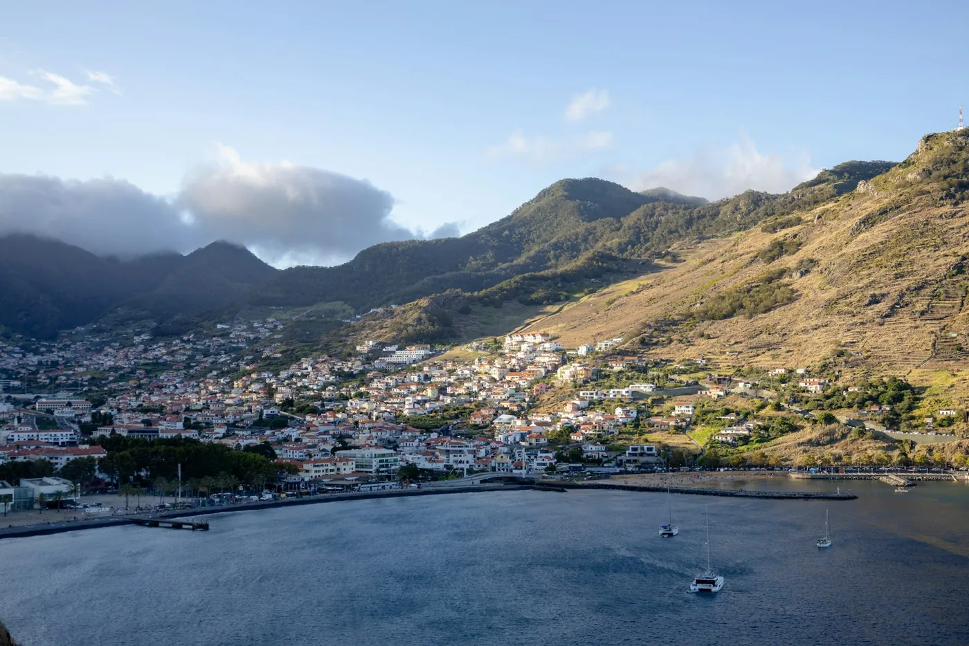 Bucht von Machico mit der Stadt und den Bergen dahinter