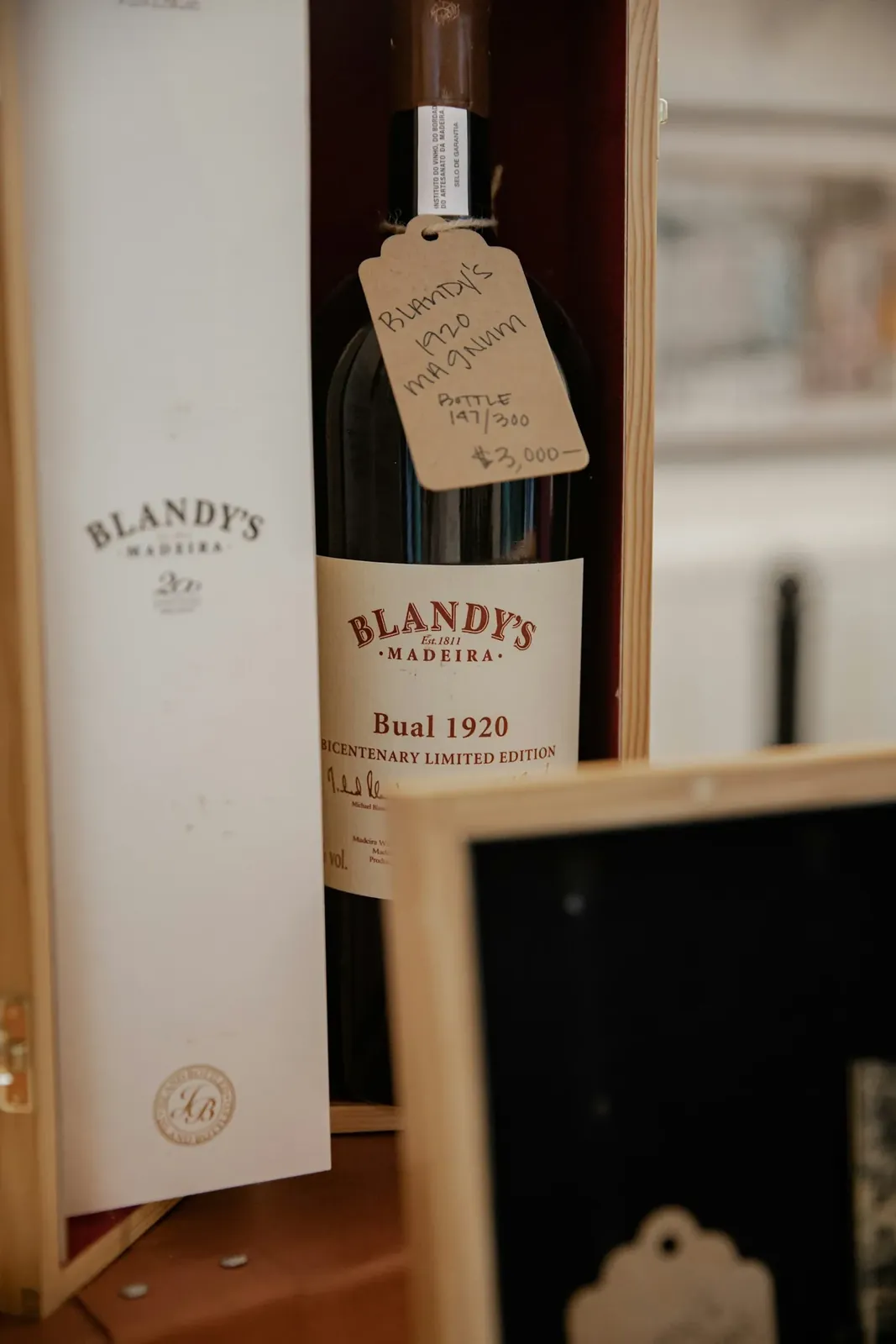 Flasche Madeirawein der Rebsorte Bual im Regal