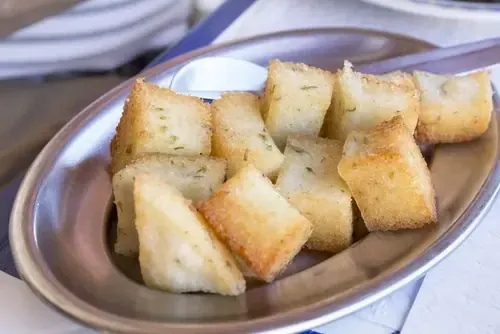 Frittierte Maiswürfel (Milho Frito)