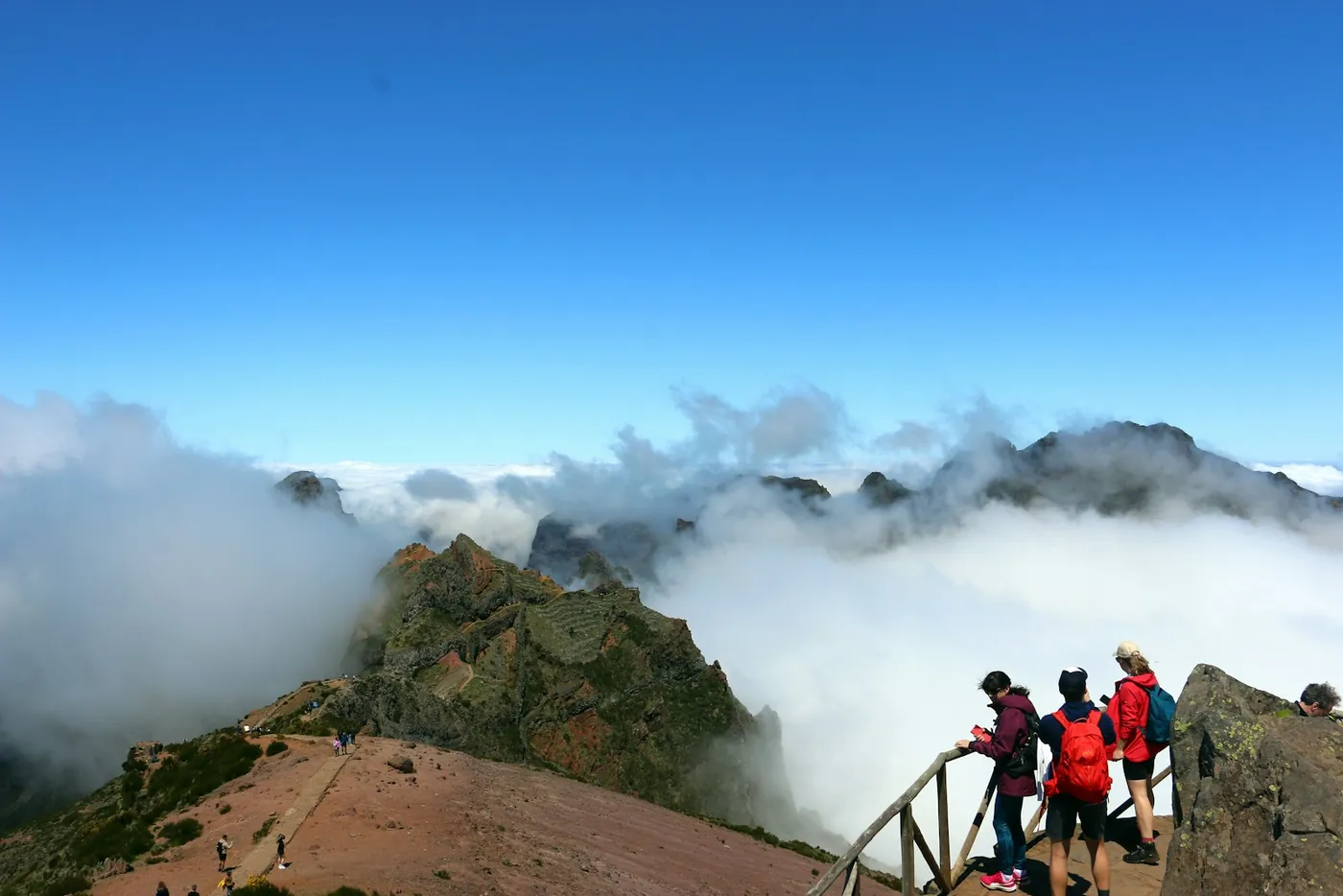 Wanderer am Aussichtspunkt im Hochgebirge über den Wolken