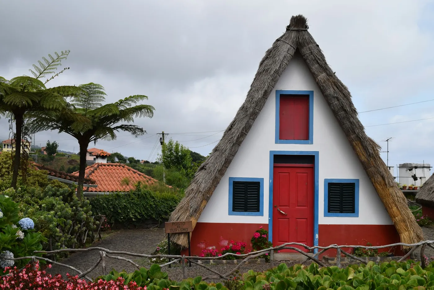 Traditionelles dreieckiges Strohdachhaus in Santana
