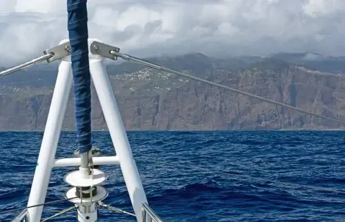 Katamaran vor der Steilküste des Cabo Girão auf Madeira