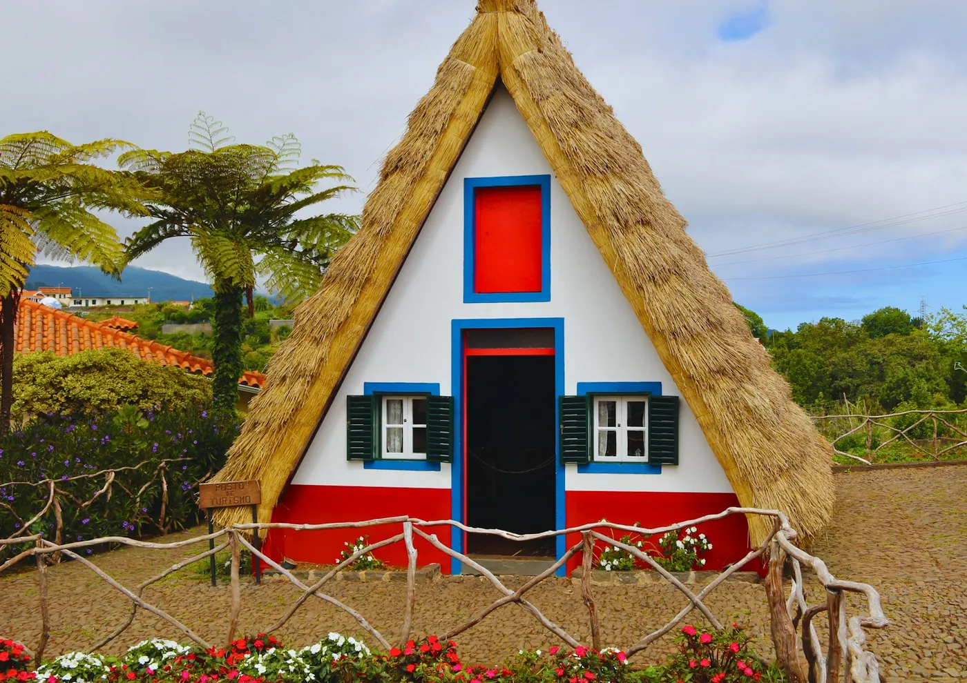 Traditionelles Strohdachhaus in Santana mit roter Tür