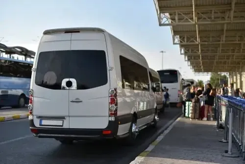 Kleinbus vor dem Terminal des Flughafens Madeira