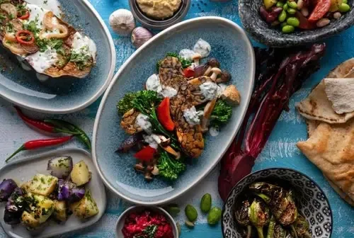 Gedeckter Tisch mit vegetarischen Gerichten