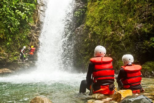 Touristen auf einer Wasserfall-Canyoning-Tour, Madeira