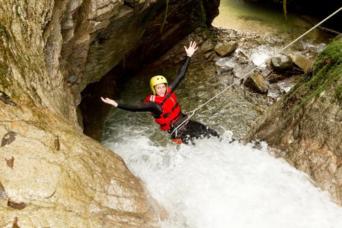 Frau beim Canyoning auf Madeira