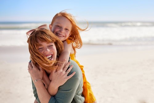 Mutter und Tochter im Urlaub am Strand